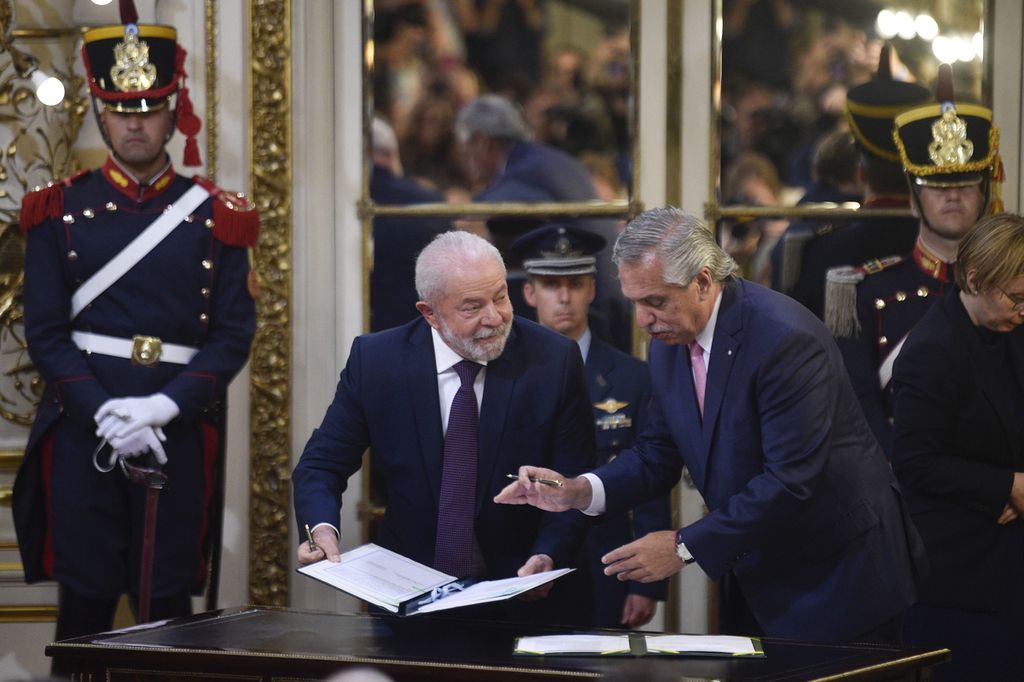 Presiden Brasil Luiz Inacio Lula da Silva (kiri) dan Presiden Argentina Alberto Fernandez menandatangani perjanjian-perjanjian di kantor pemerintahan di Buenos Aires, Argentina, Senin (23/1/2023).