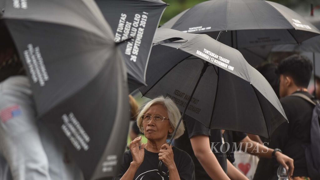 Para aktivis HAM yang dimotori oleh Jaringan Solidaritas Korban untuk Keadilan (JSKK) mengikuti Aksi Kamisan ke-626 di depan Istana Merdeka, Jakarta, Kamis (16/1/2020). Mereka menyuarakan untuk mencari keadilan dari para korban dan keluarga Tragedi 1965, Semanggi I, Semanggi II, Trisakti, Tragedi 13-15 Mei 1998, Talangsari, Tanjung Priok, dan korban pelanggaran HAM lainnya.