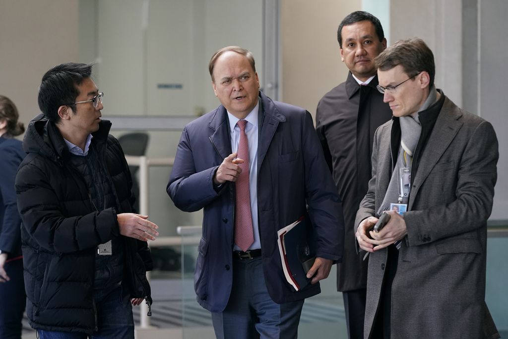 Duta Besar Rusia untuk AS Anatoly Antonov (tengah) keluar setelah bertemu dengan Wakil Menteri Luar Negeri AS Urusan Eropa Karen Donfried di kantor Departemen Luar Negeri AS di Washington, AS, Selasa (14/3/2023). 