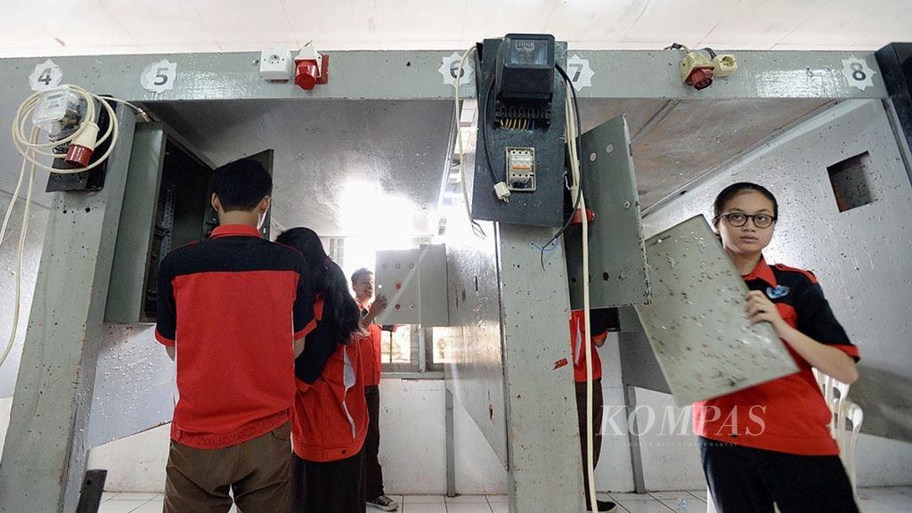  Para siswa jurusan Teknik Instalasi Pemanfaatan Tenaga Listrik SMK Negeri 1 Jakarta mengikuti praktik pemasangan instalasi listrik, Rabu (15/11/2017). Mereka dibimbing untuk menjadi tenaga ahli yang bisa merencanakan, memasang dan merawat,  atau memperbaiki instalasi listrik dari bangunan sederhana sampai bangunan-bangunan bertingkat, industri kecil maupun besar, operator di industri bidang kontrol listrik mulai dari manual sampai otomatis. 