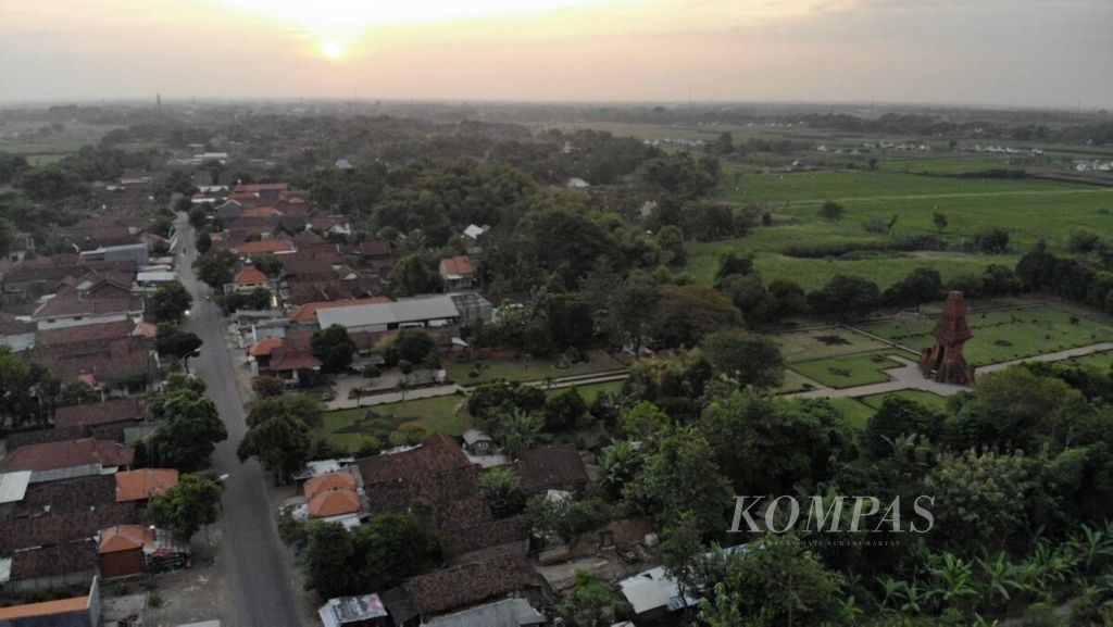 Foto aerial Gapura Bajang Ratu atau juga disebut Candi Bajang Ratu di Desa Temon, Kecamatan Trowulan, Mojokerto, Jawa Timur, Minggu (9/6/2019). Gapura setinggi 16,5 meter yang terbuat dari batu merah dan batu andesit ini diduga pintu masuk ke dalam bangunan suci sebagai peringatan wafatnya Raja Jayanegara pada tahun Saka 1250 atau 1328 Masehi.  