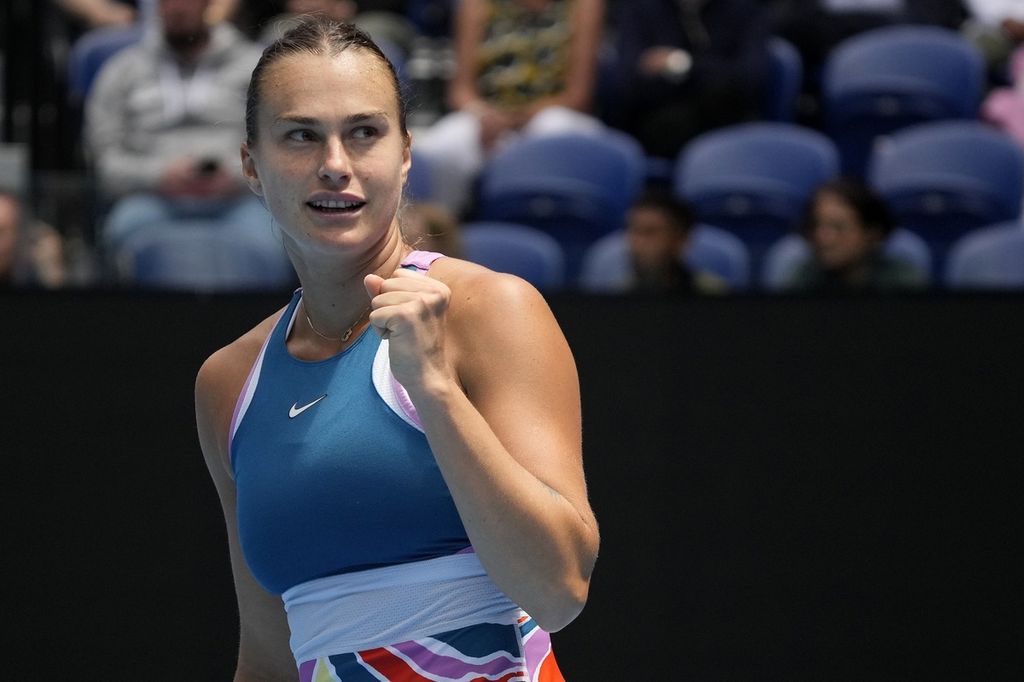 Ekspresi Petenis Belarus Aryna Sabalenka setelah mengalahkan petenis AS Shelby Rogers pada babak kedua Australia Terbuka di Melbourne, Australia, Kamis (19/1/2023). Sabalenka menang dengan skor 6-3, 6-1. 