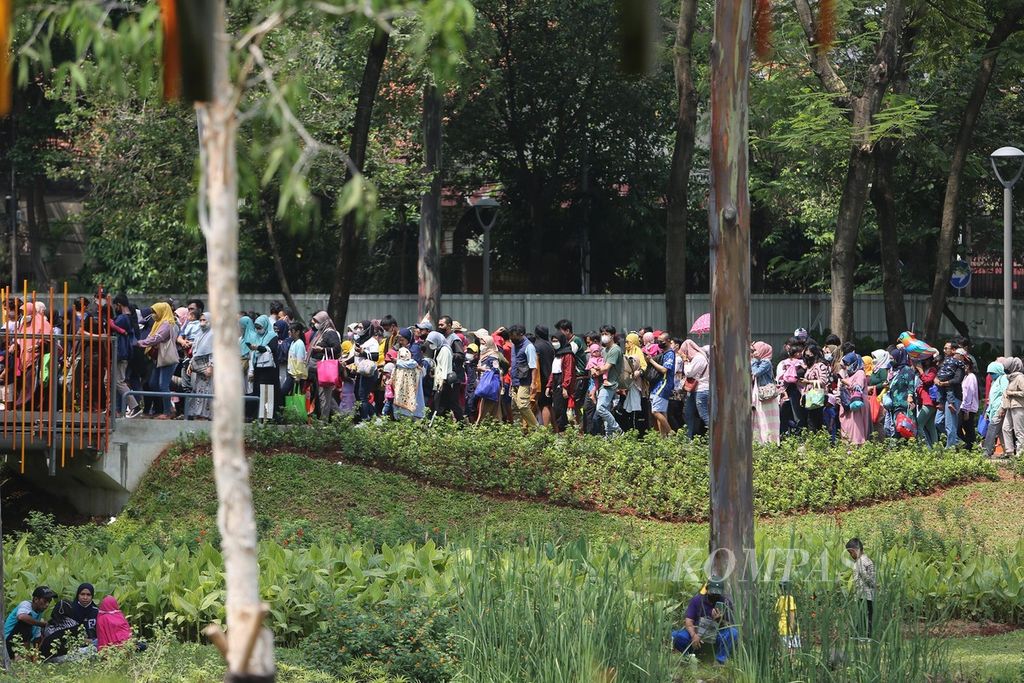 Pengunjung antre untuk menaiki jembatan yang bernama Infinity Link Bridge saat berwisata di Tebet Eco Park, Tebet, Jakarta, Senin (16/5/2022). 