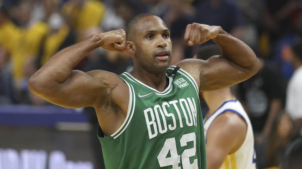 Ekspresi pemain Boston Celtics, Al Horford, setelah sukses mencetak angka pada laga pertama Final NBA antara Boston Celtics dan Golden State Warriors di Chase Center, San Francisco, Jumat (3/6/2022) pagi WIB. Horford mencetak 26 angka dan membawa Celtics menang, 120-108.