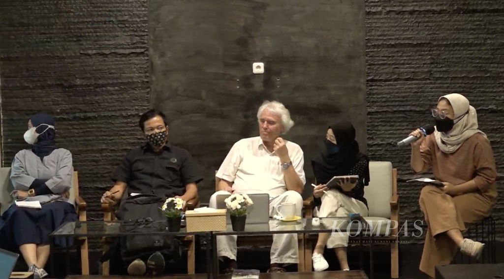 Diskusi publik bertajuk "Tantangan Gerakan Sosial dan Demokrasi di Indonesia", Senin (11/4/2022), yang diselenggarakan oleh Public Virtue Research Institute, Centra Initiative, dan Transparency International Indonesia.