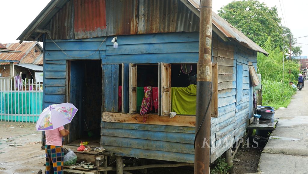 Salah satu rumah papan di Kelurahan 3-4 Ulu, Kecamatan Seberang Ulu I, Palembang, Sumatera Selatan, Selasa (30/8/2022). Di kawasan ini masih banyak rumah tidak laik. Namun, warga yang sudah sejak lama mendaftarkan diri agar rumahnya dibedah belum mendapatkan bantuan.