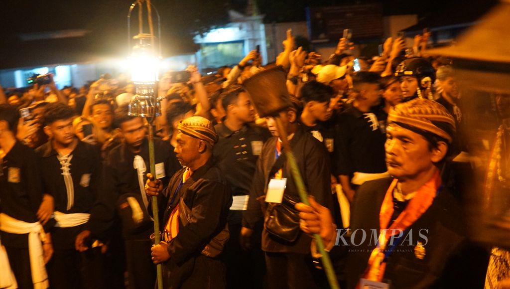 Abdi dalem menggotong pusaka yang dibawa dalam kirab malam pergantian tahun Jawa atau Malam 1 Sura di Kasunanan Surakarta, Kota Surakarta, Jawa Tengah, Minggu (7/7/2024). &quot;Kebo bule&quot; menjadi keunikan pada kirab tersebut. Hewan itu memimpin langkah kirab dengan berada di barisan paling depan. 