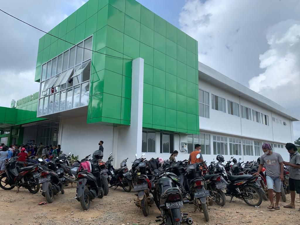 Pelayanan vaksinasi massal di Puskesmas Bungku, Kabupaten Batanghari, Jambi, 2021.