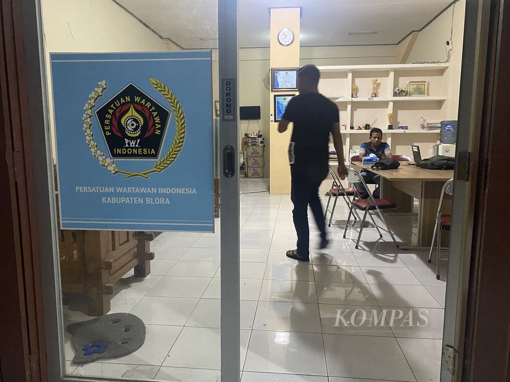 Suasana Sekretariat Persatuan Wartawan Indonesia (PWI) di Kabupaten Blora, Jawa Tengah, Kamis (15/12/2022). Inspektur Satu Umbaran Wibowo yang kini menjadi Kepala Polsek Kradenan, Blora, pernah menjadi anggota PWI Blora. Ia mengundurkan dir dari PWI Blora setelah diangkat dalam jabatan terbuka sebagai Wakil Kepala Polsek Blora pada Juli 2022. Di Sekretariat PWI tersebut, Wibowo kerap bekerja saat masih menjadi wartawan.