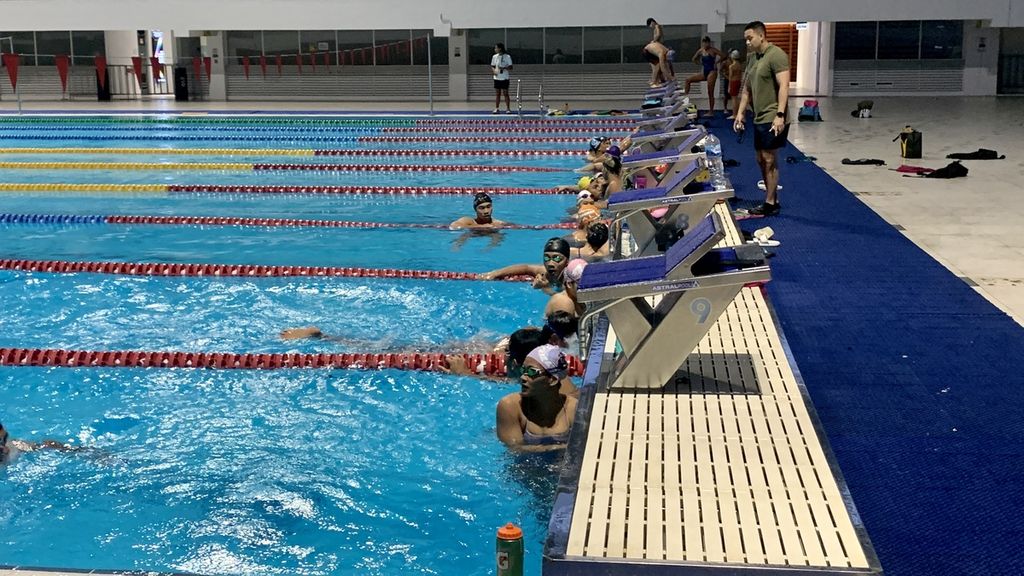 Aktivitas latihan para perenang klub Millennium Aquatic Jakarta di Stadion Akuatik Gelora Bung Karno, Jakarta, Rabu (8/2/2023). Para perenang sedang bersiap menjelang seleksi nasional pelatnas untuk SEA Games Kamboja 2023.