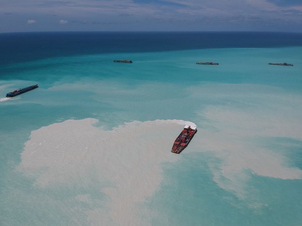Aktivitas kapal isap produksi timah di perairan yang berjarak  0-4 mil (0-7 kilometer) dari garis Pantai Matras, Kabupaten Bangka, Provinsi Bangka Belitung, Rabu (7/4/2021).