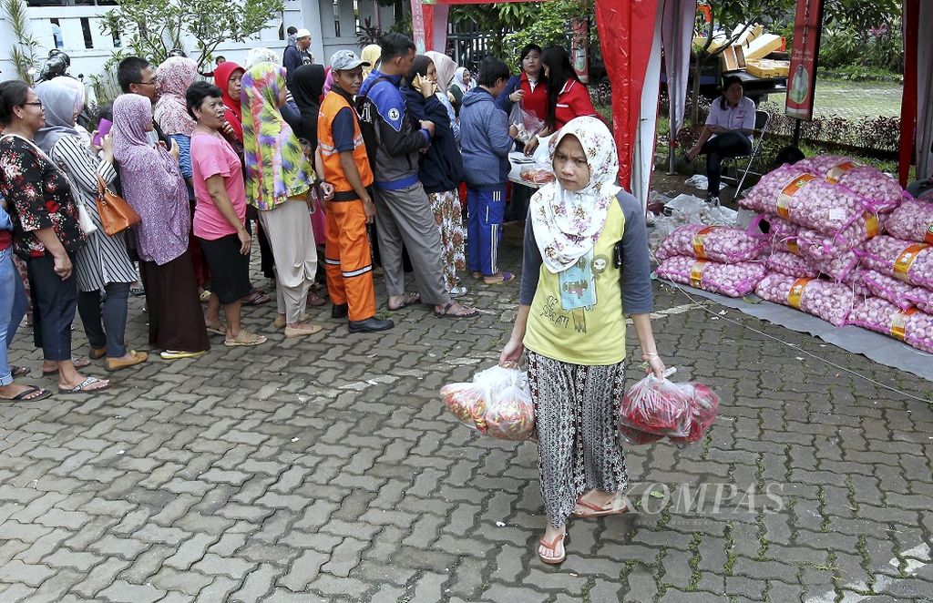 Antrean warga berbelanja cabai dan bawang putih di halaman Toko Tani Indonesia Center (TTIC), Jakarta, Minggu (9/2/2020). Harga yang ditawarkan ke warga dalam operasi pasar tersebut, cabai merah dan cabai rawit masing-masing dijual seharga Rp 35.000 per kilogram, sementara bawang putih dijual Rp 30.000 per kilogram.