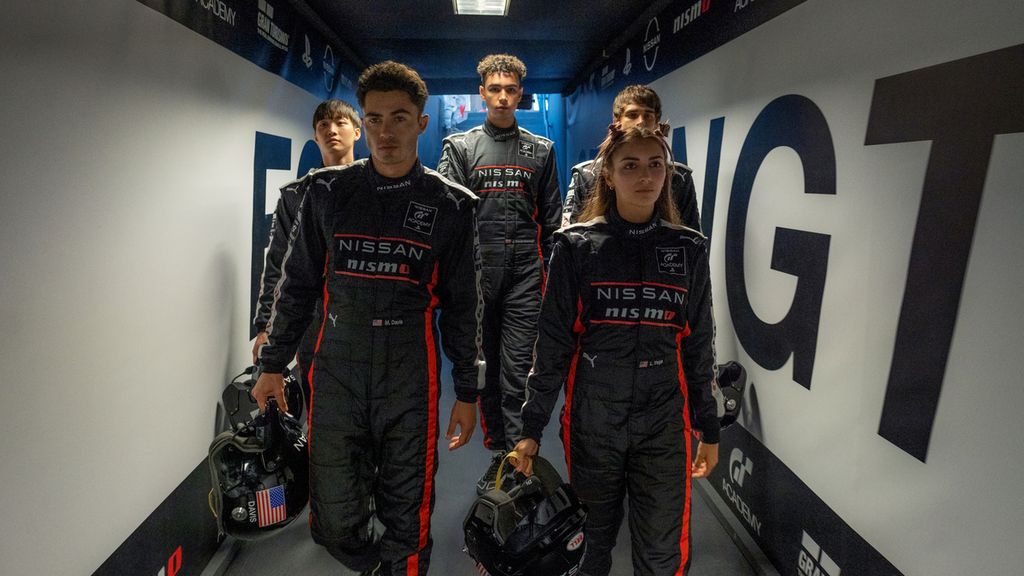 Archie Madekwe (tengah, belakang) memerankan Jann Mardenborough dalam film <i>Gran Turismo</i> (2023).
