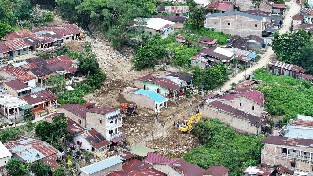 Pembersihan material banjir bandang dan longsor masih terus dilakukan di jkawasan pariwisata Parapat di Kabupaten Simalungun, Sumatera Utara, Rabu (20/3/2025).