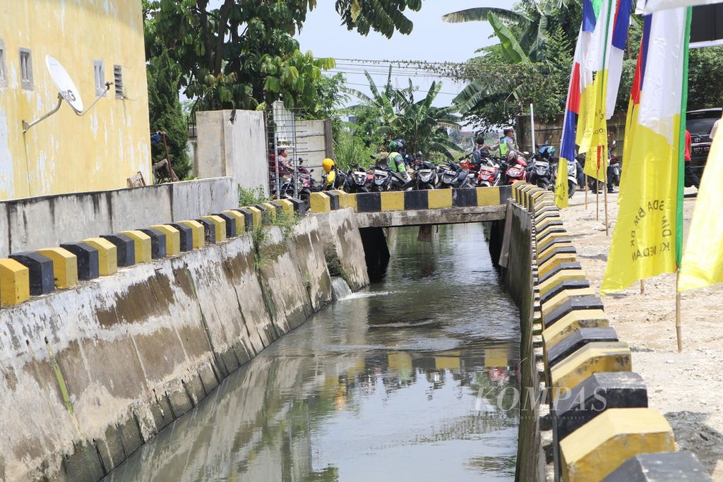 Air mengalir di Sungai Selayang yang kerap meluap dan menyebabkan banjir saat hujan turun di Kota Medan, Sumatera Utara, Jumat (6/10/2023). Pemerintah Kota Medan membangun kolam retensi untuk menampung sebagian debit sungai itu dan mengurangi banjir di tujuh titik.