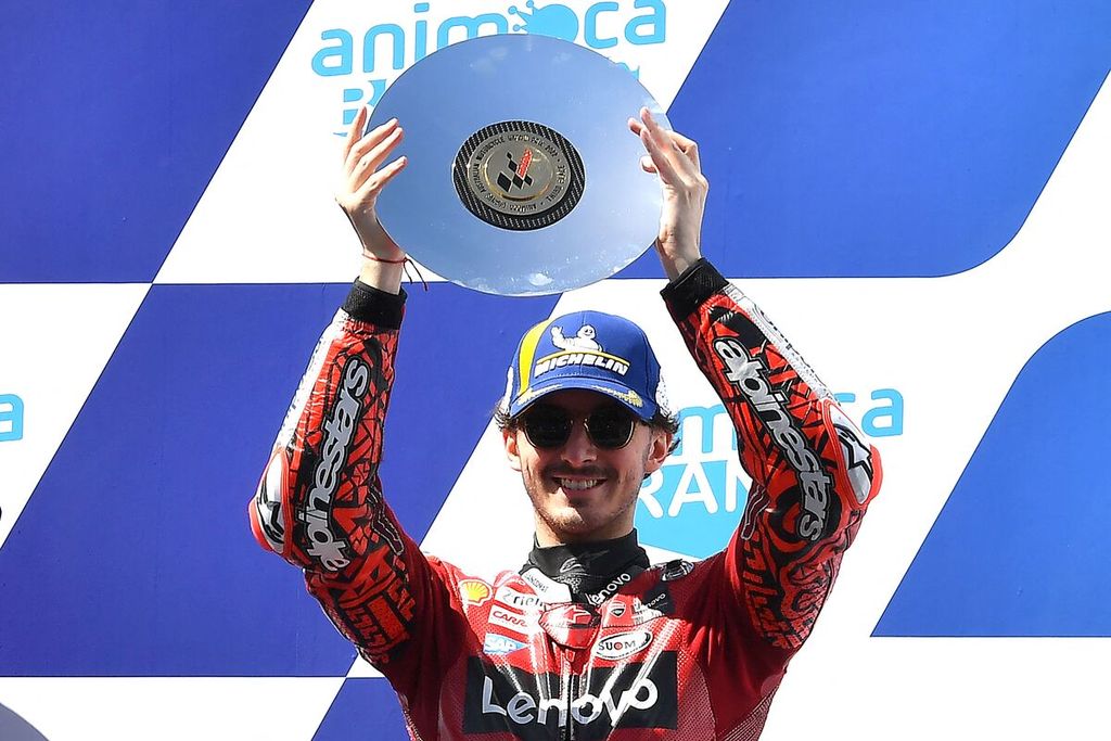 Pebalap Ducati, Lenovo Francesco Bagnaia, melakukan selebrasi setelah finis di posisi ketiga pada balapan MotoGP seri Australia di Sirkuit Phillip Island, Minggu (16/10/2022). Bagnaia kini menduduki puncak klasemen sementara dengan poin 233.