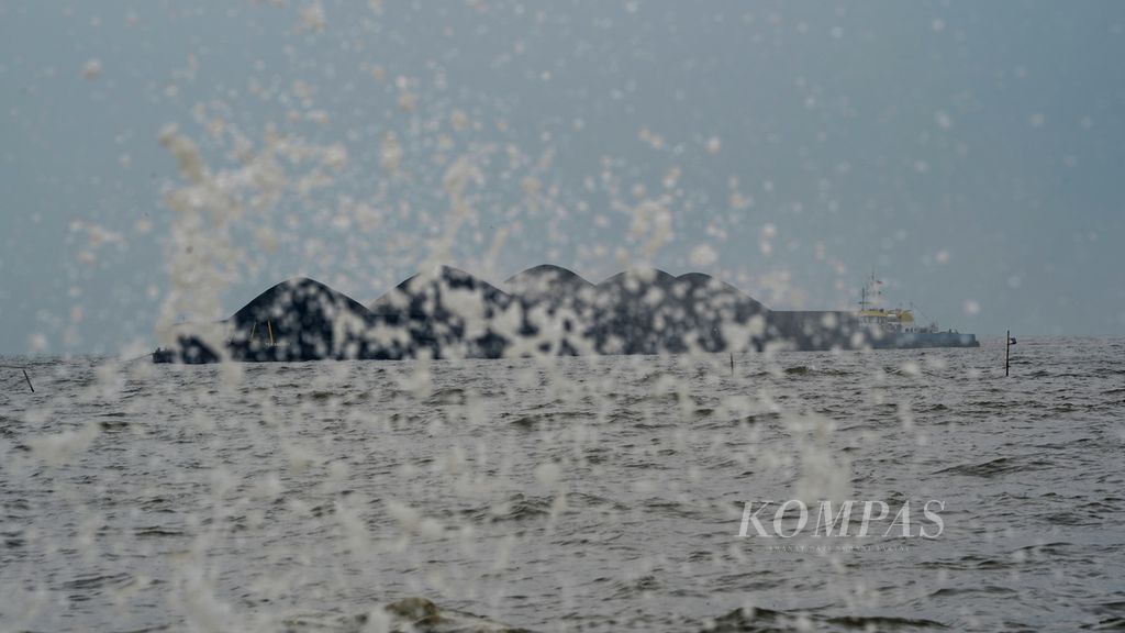Tongkang batubara merapat ke Pelabuhan Marunda di Jakarta Utara, Senin (26/12/2022). 