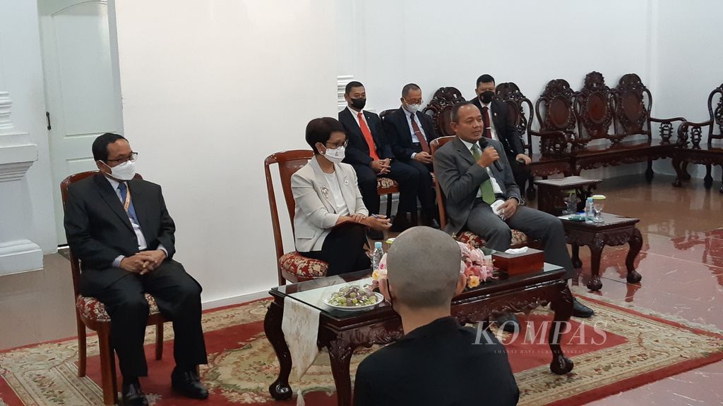 Menteri Luar Negeri Retno LP Marsudi (kedua dari kiri) bertemu dengan 62 warga negara Indonesia korban tindak pidana perdagangan orang di Phnom Penh, Kamboja (2/8/2022). Ia didampingi Duta Besar Indonesia untuk Kamboja Sudirman Haseng (kiri) dan Kepala Badan Pemelihara Keamanan Polri Komisaris Jenderal Arief Sulistyanto (kedua dari kanan).