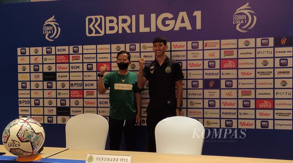 Pelatih Persikabo 1973 Djadjang Nurdjaman (kiri) dan pemain Persikabo 1973, Ryan Kurnia (kanan), berfoto seusai jumpa pers di Kuta, Badung, Bali, Kamis (29/9/2022). 