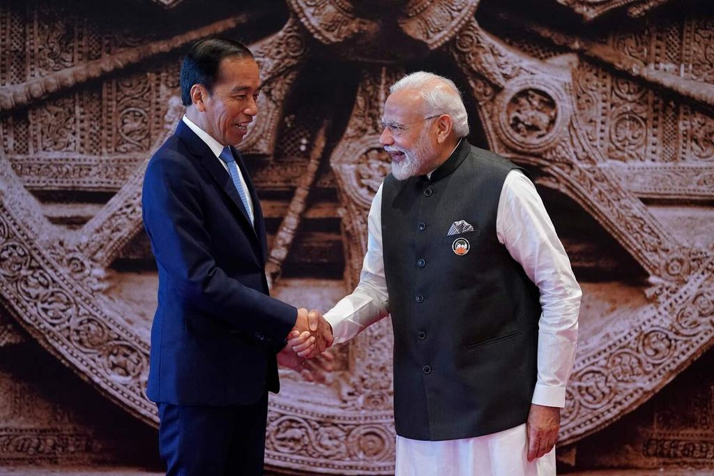 Presiden Joko Widodo berjabat tangan dengan Perdana Menteri India Narendra Modi dalam Konferensi Tingkat Tinggi (KTT) G20 di Bharat Mandapam, New Delhi, India, Sabtu (9/9/2023).