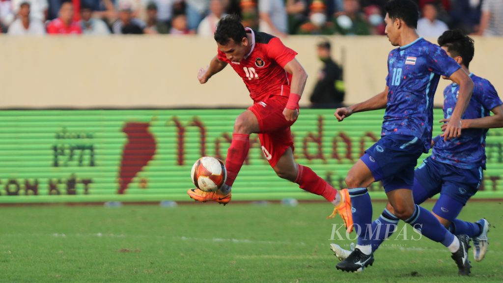 Striker timnas Indonesia, Egy Maulana Vikri (kiri), berusaha melewati dua pemain timnas Thailand, Weerathep Pomphun (tengah) dan Airfan Doloh (kanan), dalam babak semifinal cabang sepak bola SEA Games Vietnam 2021 di Stadion Thien Truong, Nam Dinh, Vietnam, Kamis (19/5/2021). Timnas Indonesia mengalami kekalahan atas timnas Thailand dengan skor 0-1. Gol tunggal gelandang Thailand, Weerathep Pomphun, mengandaskan mimpi skuad Garuda Muda melaju ke babak final.