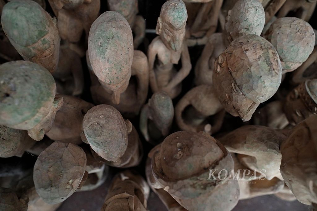 Ekspedisi Papua seksi #10 Deretan patung hasil festival budaya Asmat yang menjadi koleksi Museum Kebudayaan Asmat di Agats, Papua, Senin (11/10/2021). Secara rutin sejak tahun 1981, kecuali dua tahun pandemi ini, selalu diadakan festival budaya Asmat di Agats. Festival ini diikuti perwakilan <i>wow ipits</i> (sebutan pengukir Asmat) dari setiap distrik di Asmat.