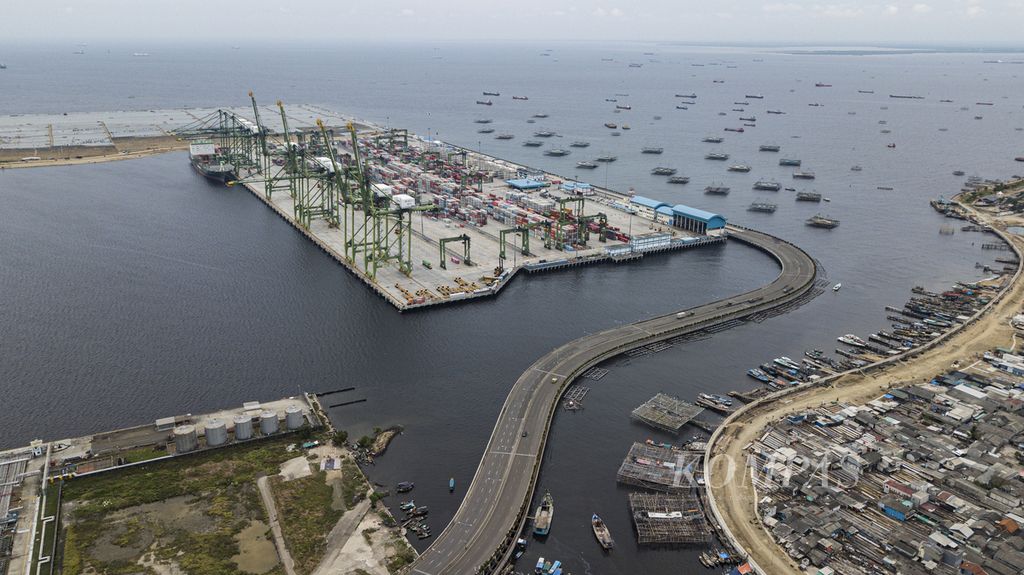 Foto aerial New Priok Container Terminal One di Kali Baru, Cilincing, Jakarta Utara, Selasa (7/2/2023). Bank Indonesia menilai pertumbuhan ekonomi Indonesia pada 2022 yang mencapai 5,31 persen secara tahunan ditopang oleh hampir seluruh komponen perhitungan produk domestik bruto yaitu konsumsi rumah tangga, ekspor, dan investasi.
