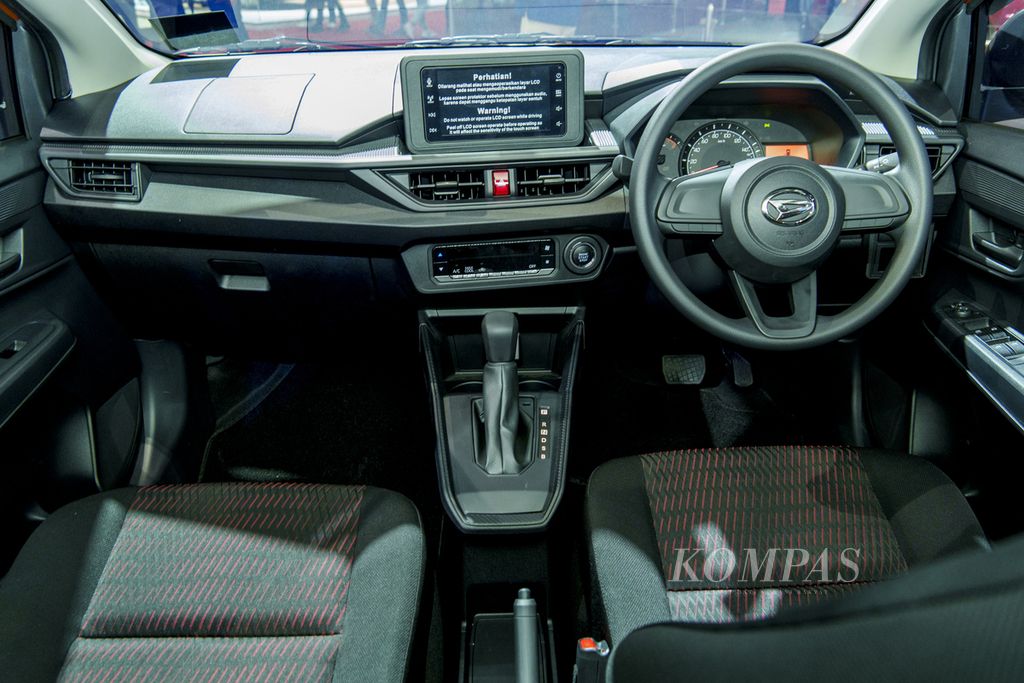 Kabin depan All New Astra Daihatsu Ayla dipajang pada pameran kendara Gaikindo Jakarta Auto Week di JCC Senayan, Jumat (10/3/2023).