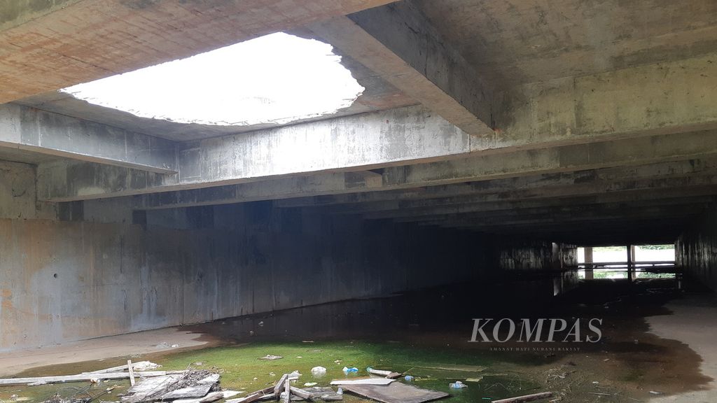 Bagian bawah proyek mangkrak Masjid Raya Sriwijaya di kawasan Jakabaring, Palembang, Sumatera Selatan, Rabu (29/9/2021). Kondisinya sangat memprihatinkan. Proyek ini dibangun dengan menggunakan dana hibah Pemprov Sumsel sekitar Rp 130 miliar.
