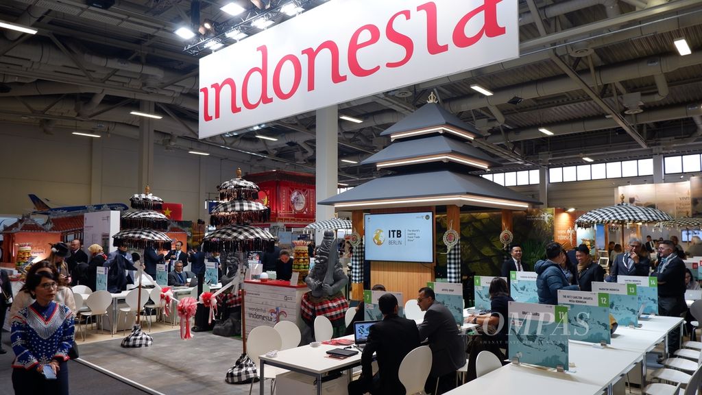 Suasana khas Bali tampak di paviliun Indonesia pada hari pertama Internationale Tourismus Borse atau Bursa Pariwisata Internasional Berlin di Messe, Berlin, Jerman, Selasa (7/3/2023). Dalam bursa pariwisata terbesar di dunia itu, Kementerian Pariwisata dan Ekonomi Kreatif/Badan Ekonomi Kreatif menargetkan 300.000 pax terjual, dengan potensi devisa mencapai Rp 5,2 triliun.