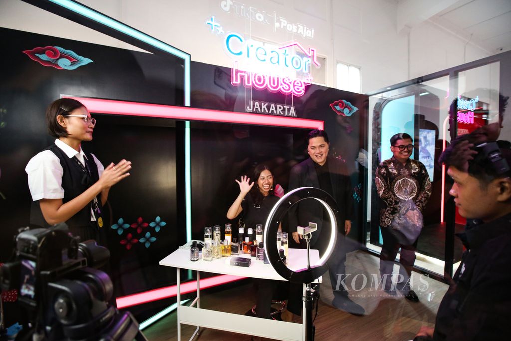 Menteri BUMN Erick Thohir <i>nongol</i> sesaat di <i>live sale</i> produk parfum lokal yang berlangsung saat peluncuran Creator House di Kantor Pos Kota Tua, Jakarta, Rabu (10/7/2024). Creator House merupakan kolaborasi Tiktok Indonesia dan PT Pos Indonesia dengan menyediakan sejumlah fasilitas bebas biaya yang dapat digunakan kreator di Tiktok untuk membuat konten dan mempromosikan produk lokal melalui UMKM Corner.