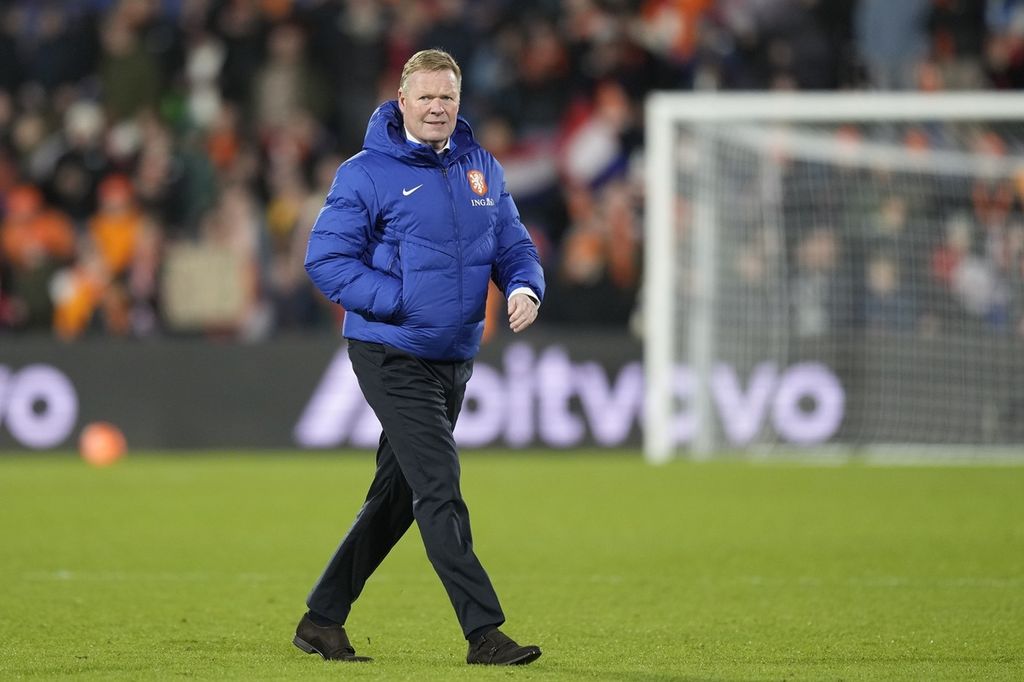 Pelatih Belanda Ronald Koeman berjalan keluar lapangan usai laga melawan Gibraltar pada penyisihan Grup B Kualifikasi Piala Eropa 2024, di Stadion De Kuip, Rotterdam, Belanda, Senin (27/3/2023). Belanda menang 3-0 pada laga itu.