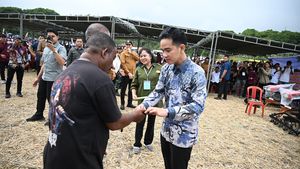 Wapres Gibran Bagi-bagi Bantuan, Berharap Tak Sebatas ”Gimmick” Politik