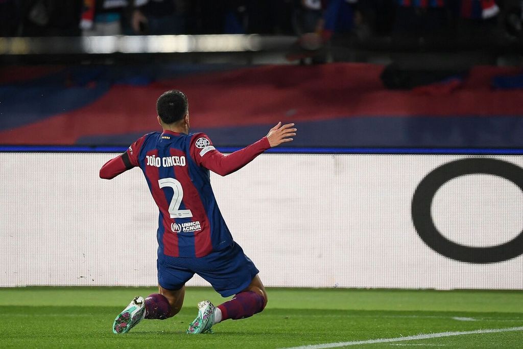Bek sayap Barcelona, Joao Cancelo, merayakan golnya ke gawang FC Porto pada laga penyisihan Grup H Liga Champions Eropa di Stadion Olympic Lluis Company, Barcelona, Spanyol, Rabu (29/11/2023) dini hari WIB. Barcelona menang 2-1.