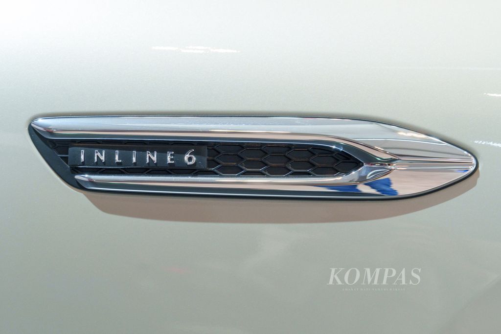 Logo Inline6 pada bodi Mazda CX-60 menunjukkan mobil ini dilengkapi mesin enam silinder segaris. 