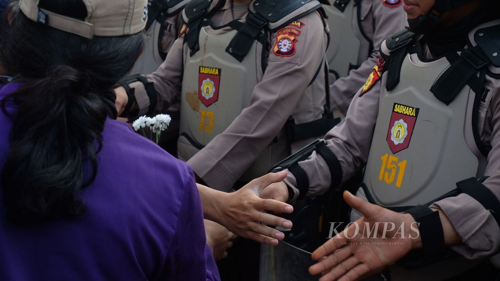 https://assetd.kompas.id/1jTx361o2TzDU0_ACcX0MnjmJ48=/1024x576/filters:watermark(https://cdn-content.kompas.id/umum/kompas_main_logo.png,-16p,-13p,0)/https%3A%2F%2Fkompas.id%2Fwp-content%2Fuploads%2F2019%2F10%2Fd21cce11-1bda-452f-acf6-a104fd1a7e77_jpg.jpg
