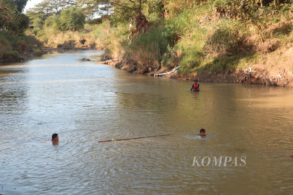 Tim SAR gabungan mencari korban tenggelam di Sungai Cimanis, Kabupaten Cirebon, Jabar, Selasa (5/7/2022).