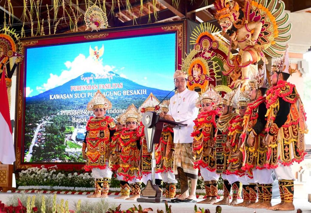 Presiden Joko Widodo meminta kawasan Pura Agung Besakih yang sudah direvitalisasi agar dikelola dengan profesional dan dirawat supaya tetap menjadi tempat suci yang dihormati umat Hindu. Hal ini disampaikan dalam peresmian penataan kawasan Pura Agung Besakih, Senin (13/3/2023).