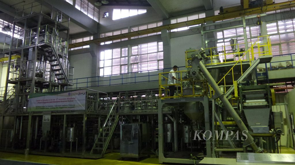 https://assetd.kompas.id/1kdlCl7YfZJyxnzlBwTbJ9KhCXg=/1024x576/filters:watermark(https://cdn-content.kompas.id/umum/kompas_main_logo.png,-16p,-13p,0)/https%3A%2F%2Fkompas.id%2Fwp-content%2Fuploads%2F2018%2F03%2FPabrik-percontohan-bioetanol-lignoselulosa-LIPI.jpg