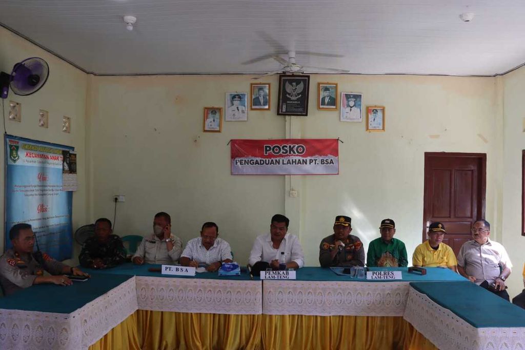 Kepala Polres Lampung Tengah Ajun Komisaris Besar Andik Purnomo Sigit bersama Bupati Lampung Tengah Musa Ahmad dan pejabat daerah setempat memberikan keterangan terkait video seorang anggota polisi yang diduga menginjak kepala warga saat eksekusi lahan di Kabupaten Lampung Tengah, Lampung, Jumat (22/9/2023).
