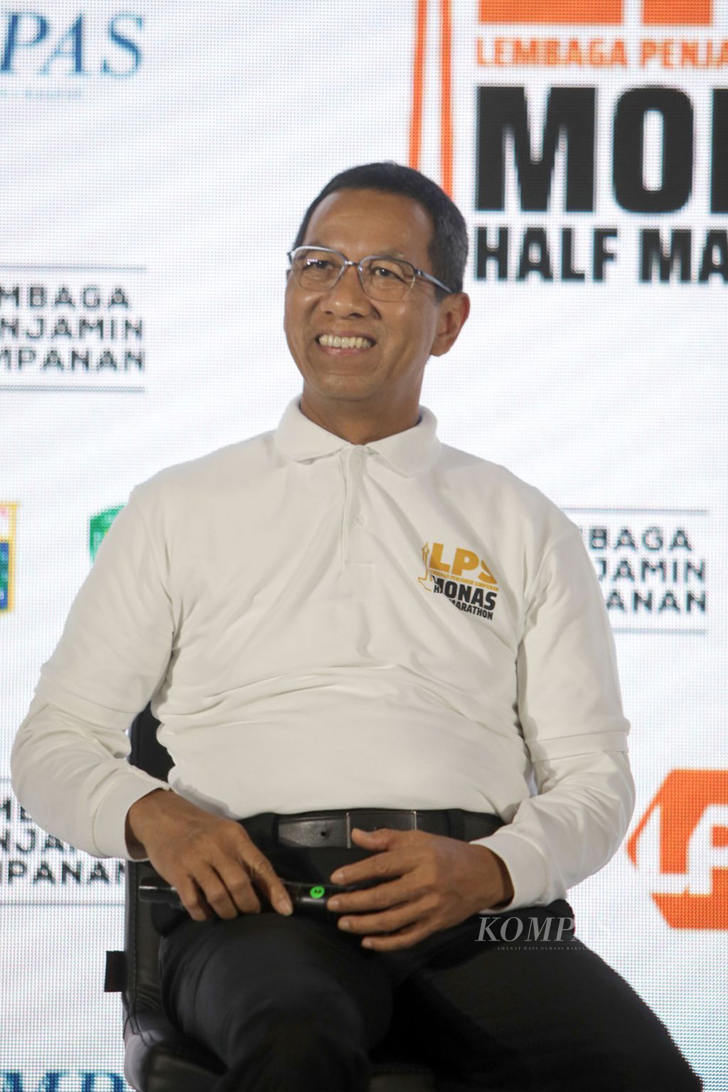 Penjabat Gubernur DKI Jakarta Heru Budi Hartono menyampaikan keterangan saat <i>kick-off </i>LPS Monas Half Marathon 2023 di Jakarta, Kamis (13/4/2023). Lomba lari dengan tema "Restart for Change" ini digelar Lembaga Penjamin Simpan (LPS) bersama Harian <i>Kompas</i>. LPS Monas Half Marathon akan digelar pada 2 Juli 2023 dimulai dari area Monas dan diakhiri di Gelora Bung Karno. Sekitar 5.000 pelari ditargetkan akan mengikuti kegiatan ini. 