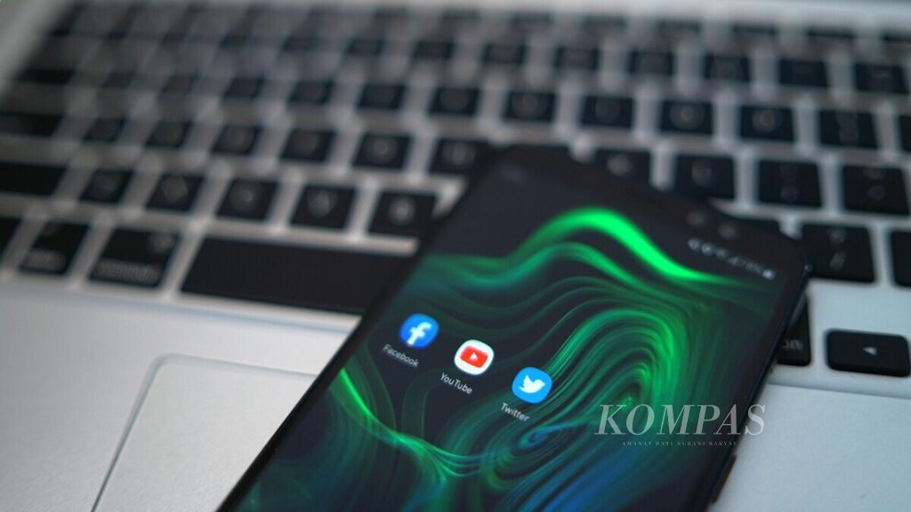 Sejumlah platform media sosial, seperti Facebook, Youtube, dan Twitter, mengumumkan bahwa kebijakan kerja dari rumah bagi karyawannya akan berdampak pada meningkatnya peluang kesalahan moderasi konten.
