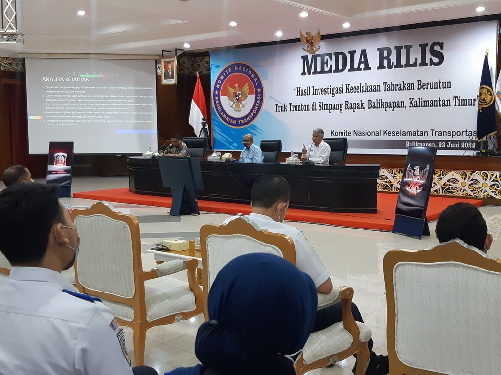 Suasana pemaparan hasil investigasi Komite Nasional Keselamatan Transportasi (KNKT) di Kota Balikpapan, Kalimantan Timur, Kamis (23/6/2022). Kegiatan ini dihadiri Ketua KNKT Soerjanto Tjahjono dan Pelaksana Tugas Kepala Subkomite Investigasi Lalu Lintas Angkutan Jalan KNKT Achmad Wildan.