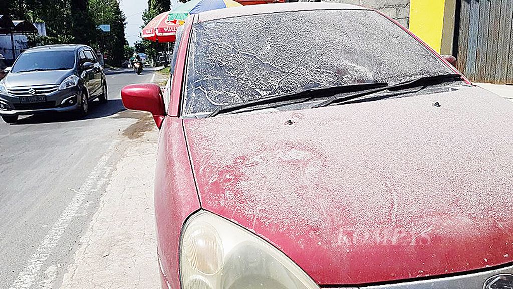 https://assetd.kompas.id/1sQ42K7S4u22eGfq2NN6bwdw7ws=/1024x576/filters:watermark(https://cdn-content.kompas.id/umum/kompas_main_logo.png,-16p,-13p,0)/https%3A%2F%2Fkompas.id%2Fwp-content%2Fuploads%2F2020%2F06%2FSisa-Abu-Vulkanik-Letusan-Merapi_89998387_1592760219.jpg