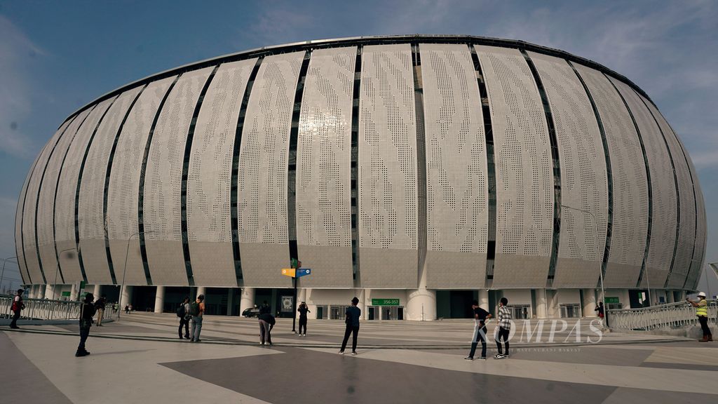 Pengunjung menyaksikan kemegahan Jakarta International Stadium (JIS) di Kelurahan Papanggo, Tanjung Priok, Jakarta Utara, Selasa (29/3/2022). Progres pembangunan JIS yang berkapasitas 82.000 penonton kini telah mencapai 99 persen. Sedikitnya 2.400 tenaga kerja terlibat dalam pembangunan stadion berbentuk oval itu.