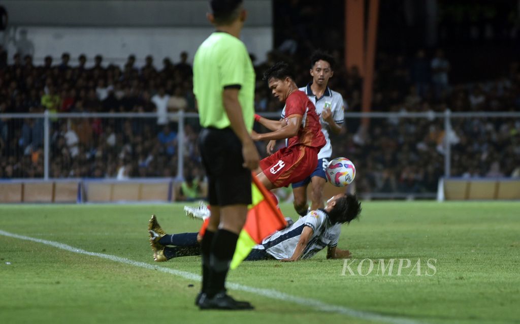 Laga sengit babak penyisihan cabang olahraga sepak bola yang mempertemukan tim tuan rumah, Aceh (merah), dan Banten dalam Pekan Olahraga Nasional (PON) Aceh-Sumatera Utara 2024 di Stadion Haji Dimurthala, Banda Aceh, Rabu (4/9/2024).