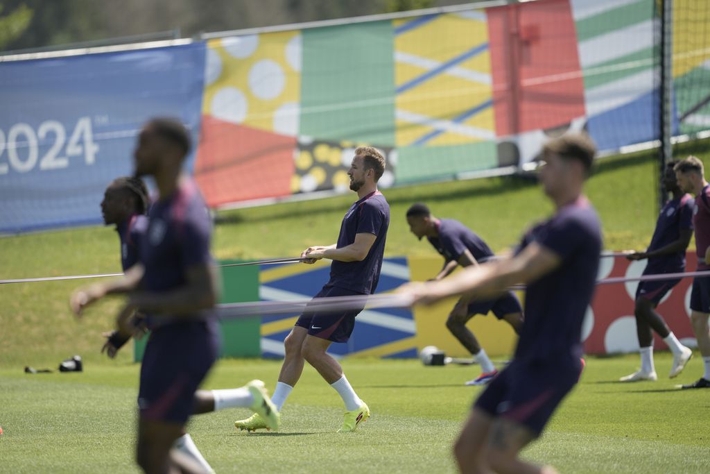 Pemain Inggris berlatih bersama di markas tim di Blankenhein, Jerman, Selasa (9/7/2024). Belanda dan Inggris akan berhadapan dalam semifinal Piala Eropa 2024, Kamis (11/7/2024) pukul 02.00 WIB.