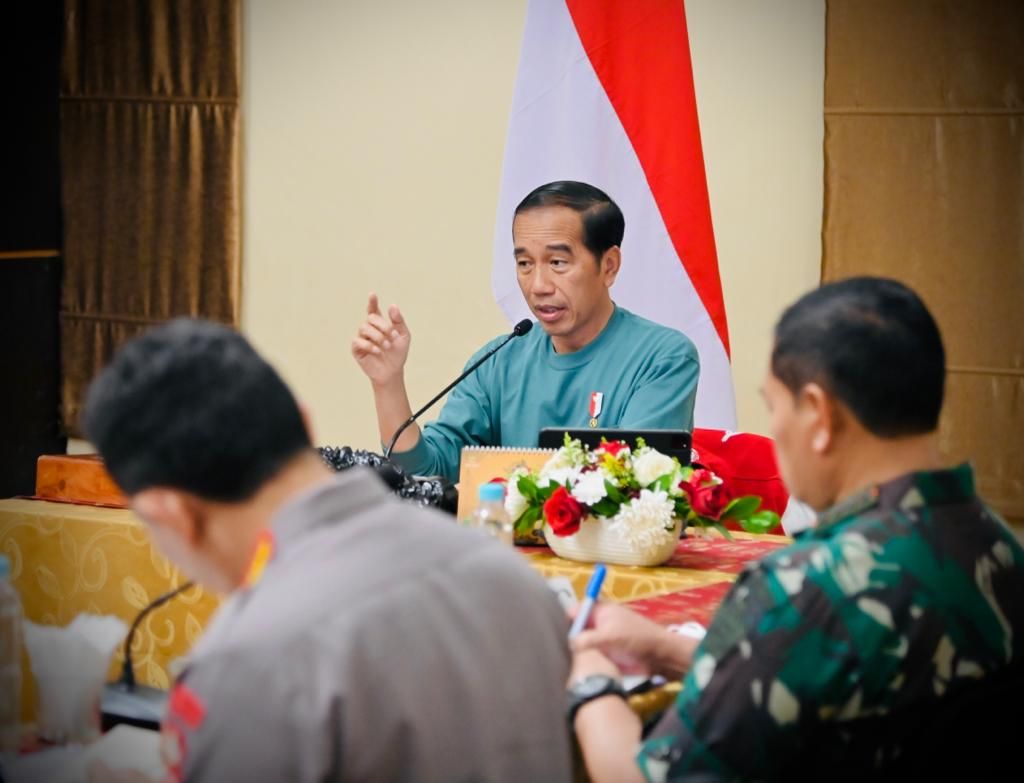 Presiden Joko Widodo memimpin rapat terbatas bersama jajaran pengamanan di Ruang Cendrawasih, Swiss-belhotel Jayapura, Kota Jayapura, Provinsi Papua, Senin (20/3/2023) malam. Kepala Negara memerintahkan jajaran TNI dan Polri mengawal pembangunan guna meningkatkan kesejahteraan masyarakat di Papua.