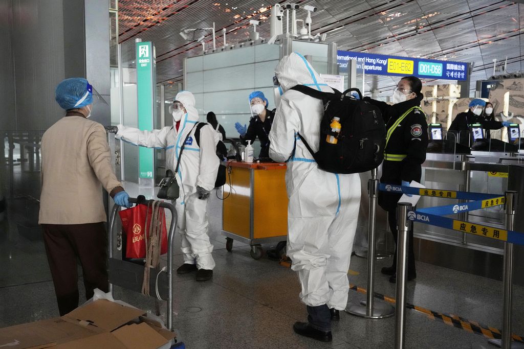 Sejumlah penumpang di area proteksi bersiap naik pesawat di bandara udara, di Beijing, China, pada 13 Desember 2022. Kalangan pelaku usaha menyambut positif keputusan Pemerintah China mengakhiri karantina bagi pelaku perjalanan dari luar negeri sebagai tahap penting untuk menghidupkan kembali aktivitas bisnis. 