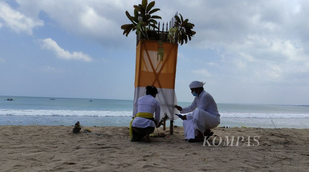 https://assetd.kompas.id/1ynsfZJPXHppUESJUkMFZd3eH4g=/1024x572/filters:watermark(https://cdn-content.kompas.id/umum/kompas_main_logo.png,-16p,-13p,0)/https%3A%2F%2Fkompas.id%2Fwp-content%2Fuploads%2F2021%2F09%2F20210913coka-analisis-pandemi-covid-bali_1631527450.jpg